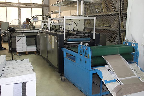 Automatic box folding machine 